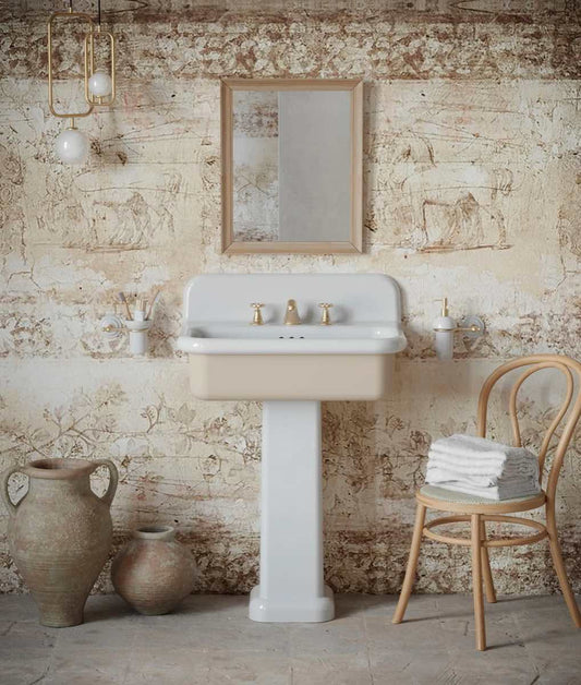 Lavabo de cerámica con pedestal en baño de diseño clásico — Lavabosconestilo