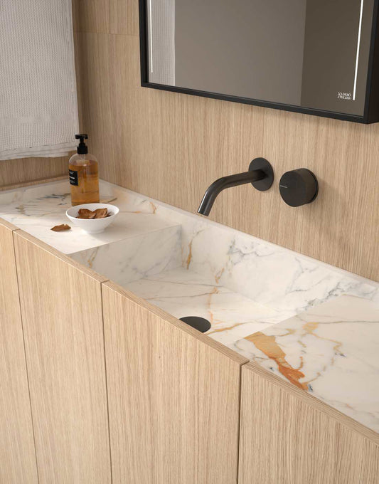 Mueble de baño Obi de tres puertas de Maderó Atelier, con fondo de 37 cm