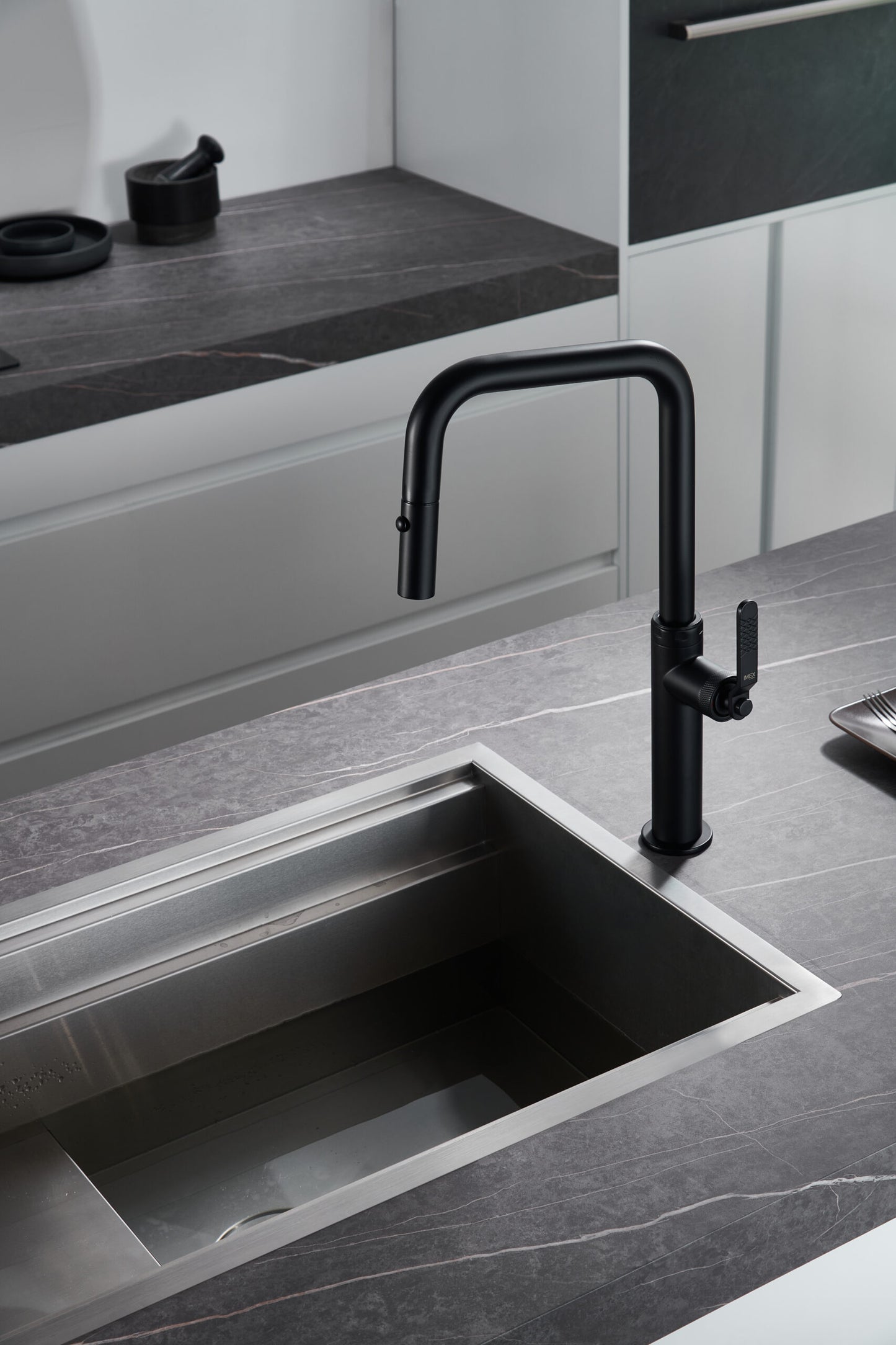 Imex Niza matte black pull-out single-lever kitchen faucet
