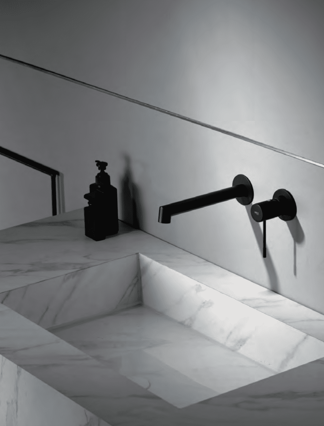 ambiente con grifo empotrado Line negro