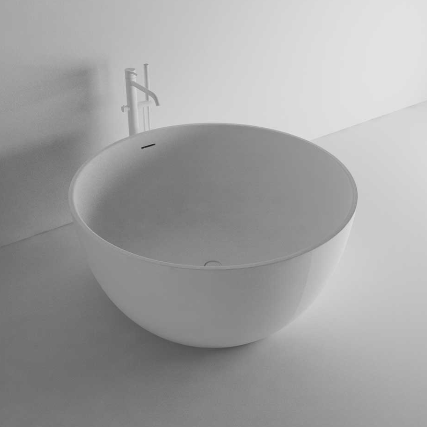 bañera redonda de Madero Atelier