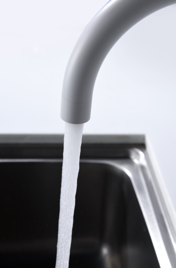 detalle 2 grifo cocina Manacor blanco mate