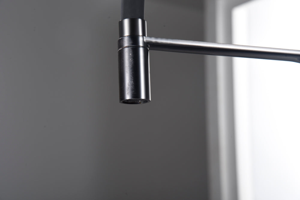 detalle 2  grifo cocina flexible Sena black gun metal