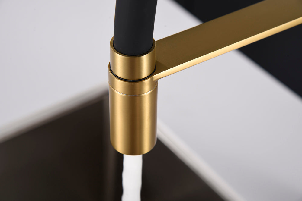detalle grifo cocina flexible Sena oro cepillado