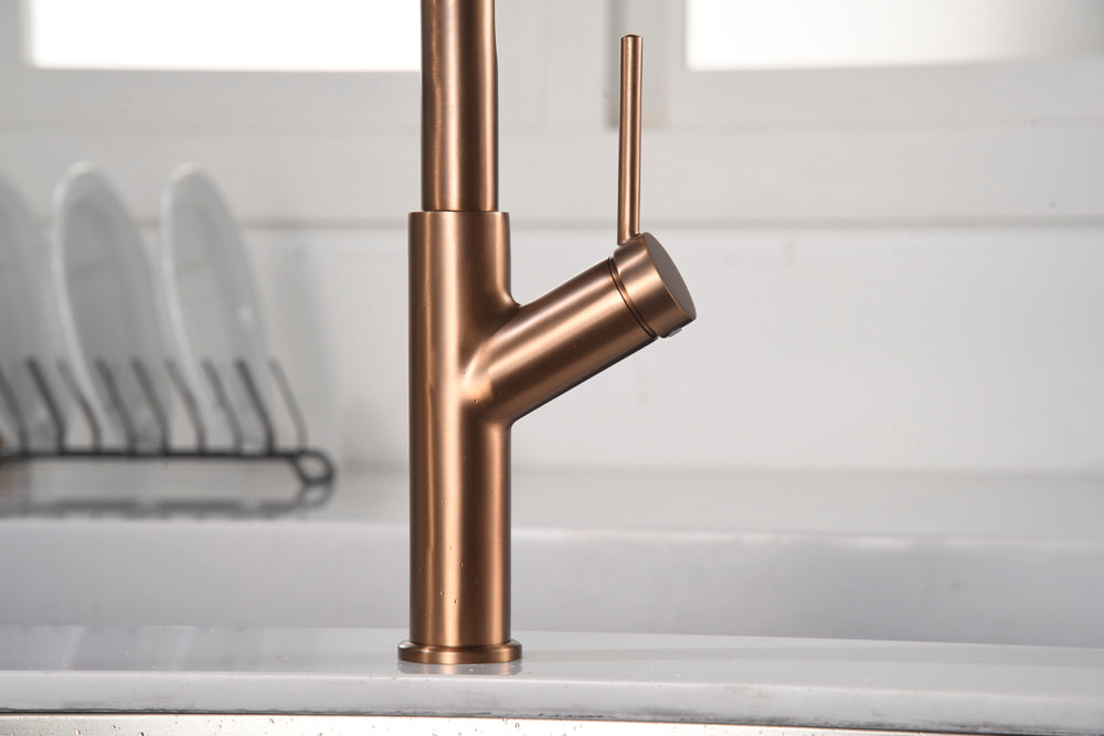 detalle grifo cocina flexible Sena oro rosa cepillado
