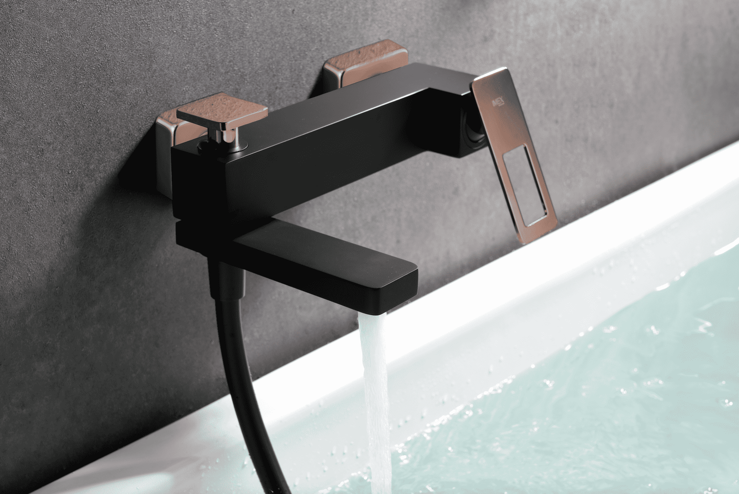 detalle Griferia_de_bano_y_ducha_monomando_negro_oro_rosa_Suecia