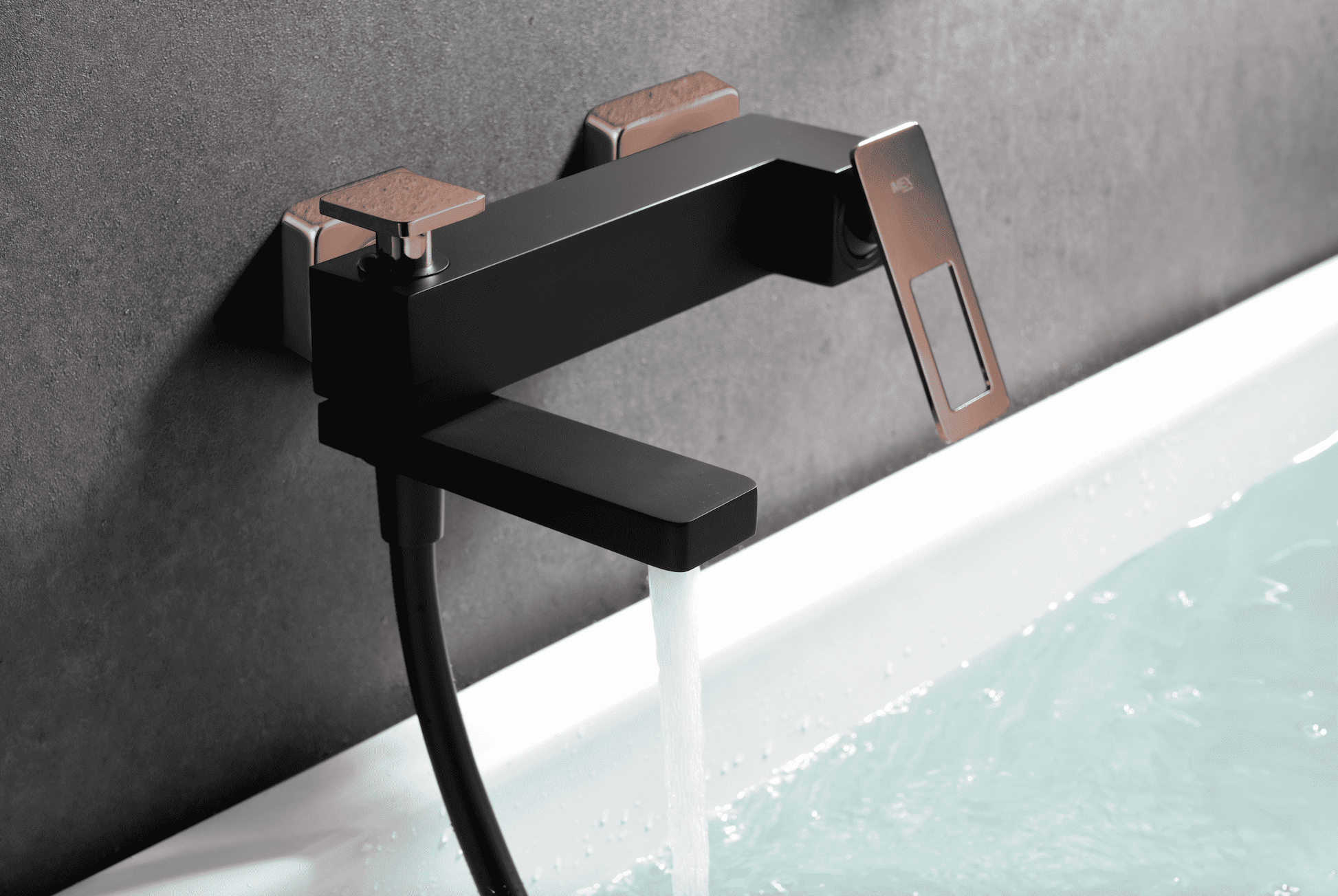 detalle Griferia_de_bano_y_ducha_monomando_negro_oro_rosa_Suecia
