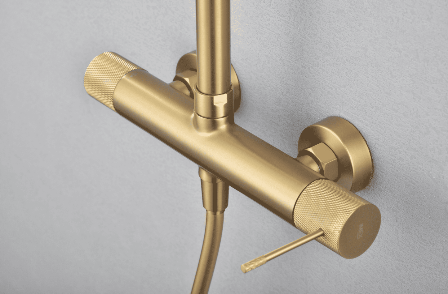 detalle columna ducha monomando Line oro cepillado