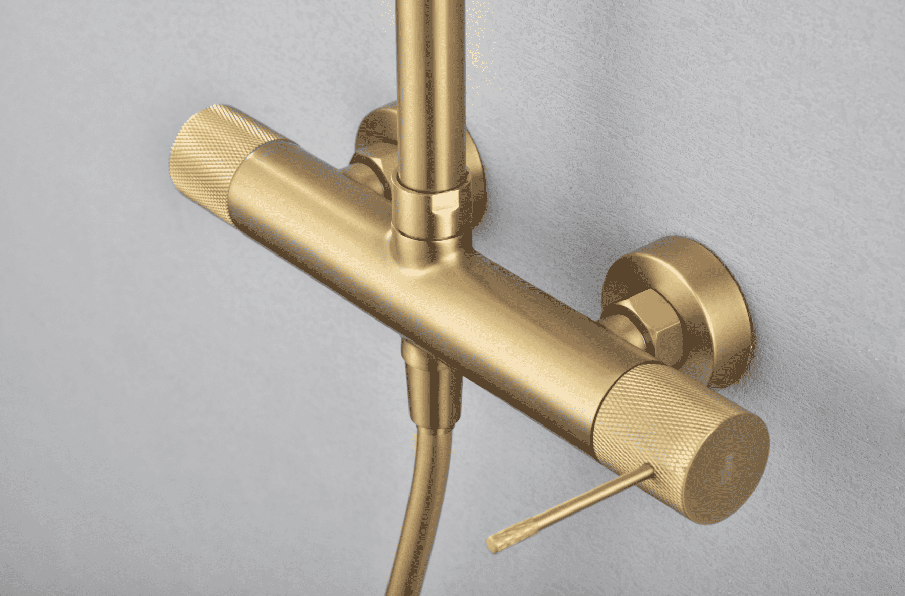 detalle columna ducha monomando Line oro cepillado