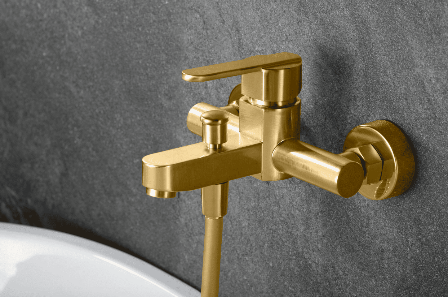 detalle grifo bañera ducha Roma oro cepillado
