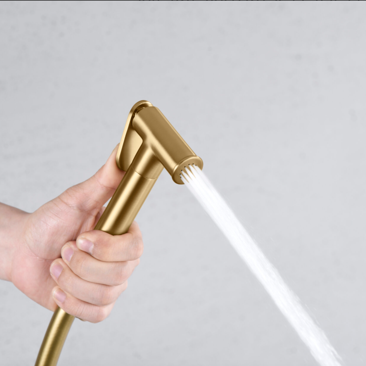 detalle grifo bidet empotrado Line oro cepillado