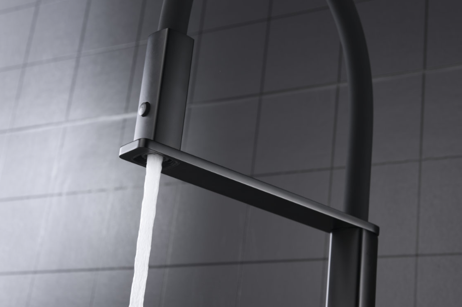detalle  grifo cocina Menorca negro mate