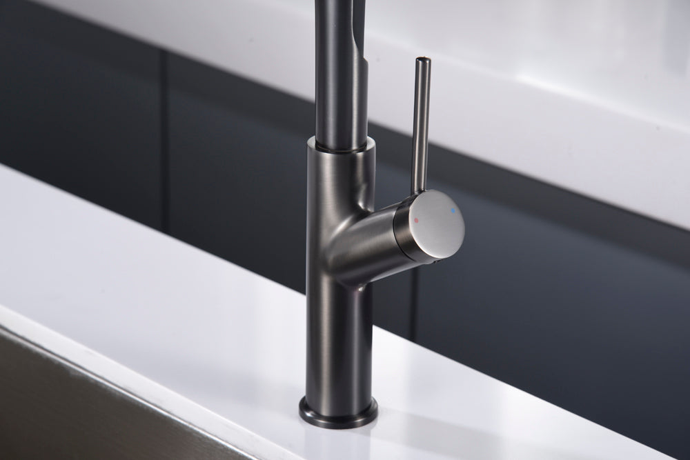 detalle grifo cocina flexible Sena black gun metal