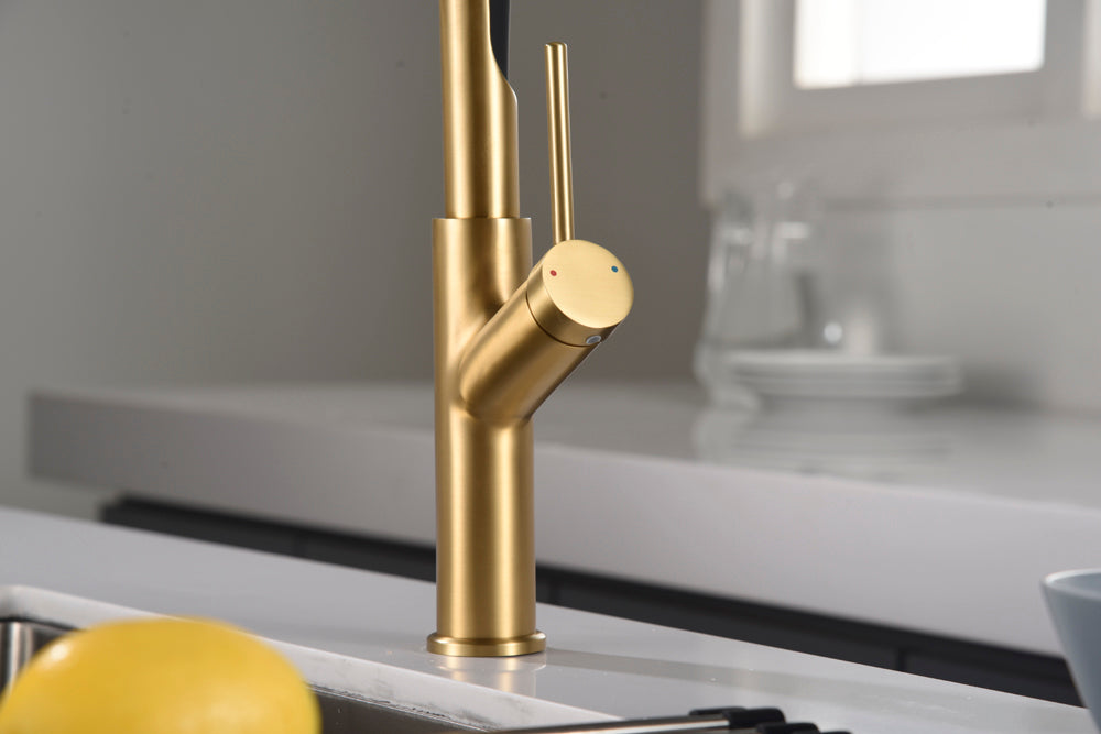 detalle grifo cocina flexible Sena oro cepillado