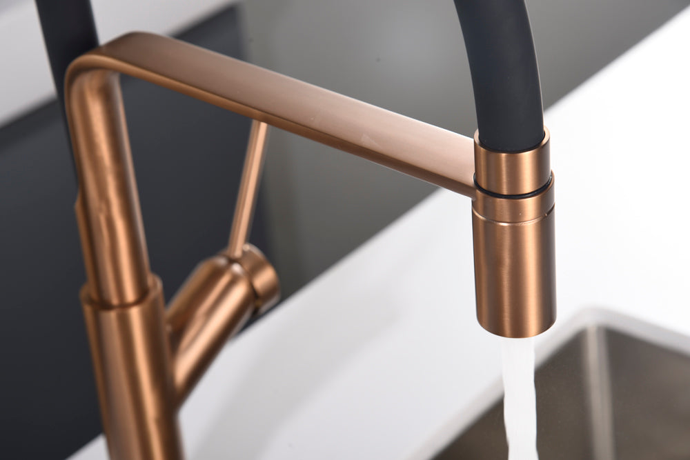 detalle grifo cocina flexible Sena oro rosa cepillado