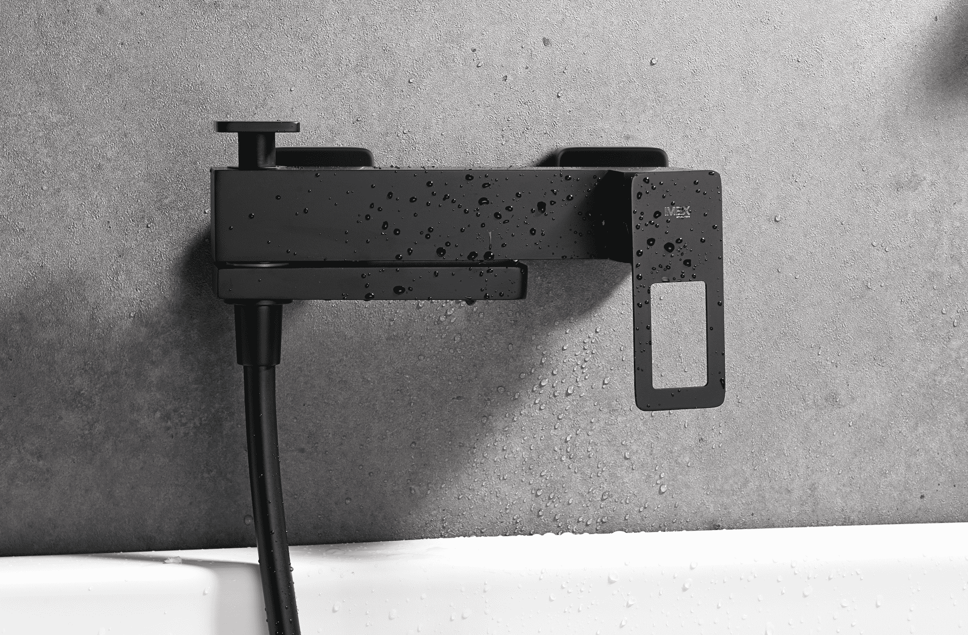 detalle grifo ducha y bañera Suecia negro mate