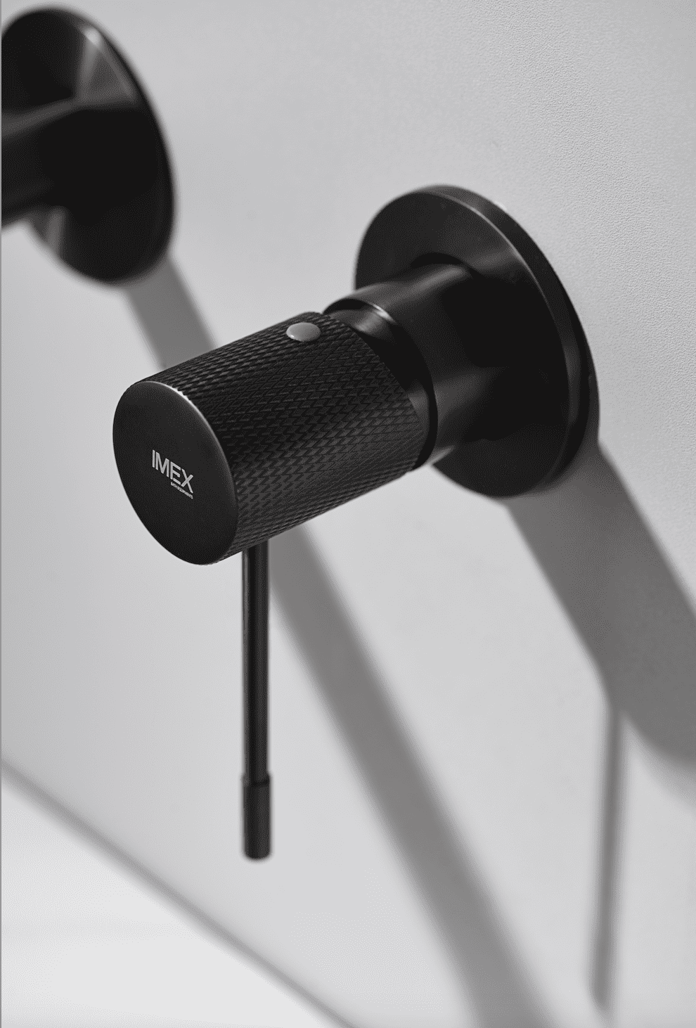 detalle grifo lavabo empotrado Line black gun metal