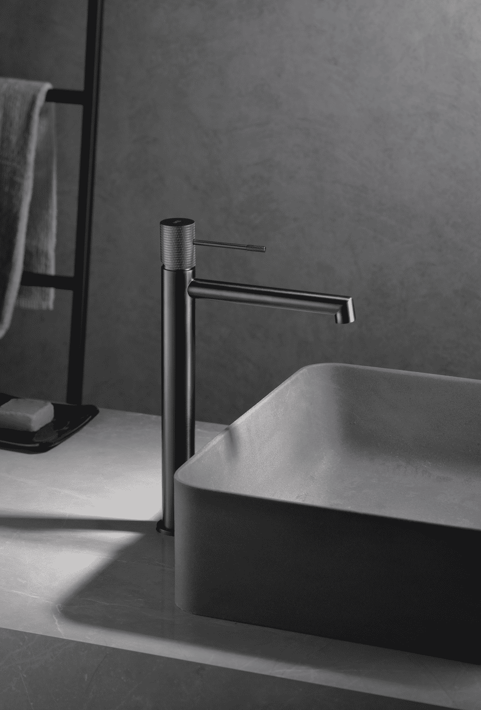 grifo_lavabo_alto_Line_black gun metal