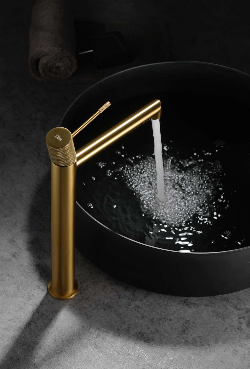 grifería lavabo alto Line oro cepillado