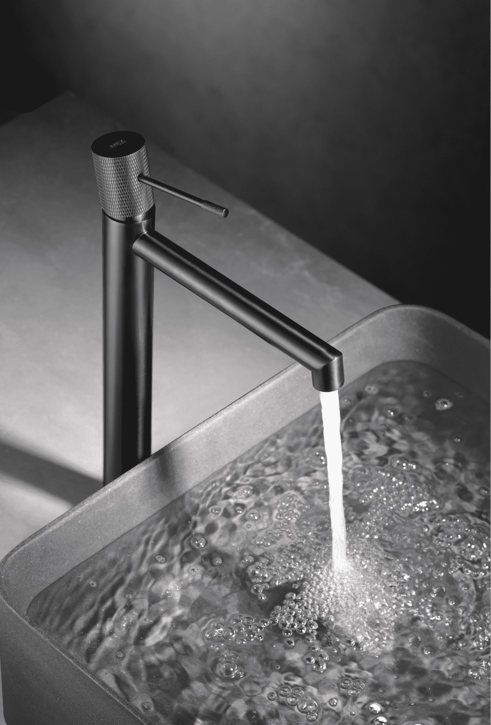 imagen_grifo_lavabo_alto_Line_balck gun metal