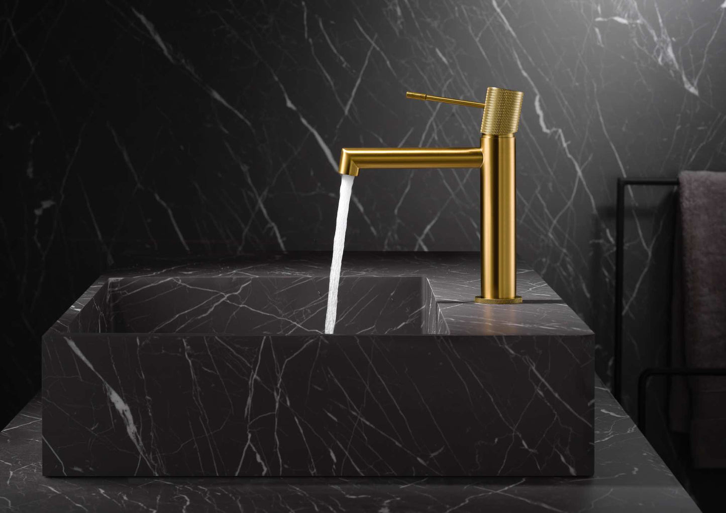 vista lateral grifo lavabo Line oro cepillado