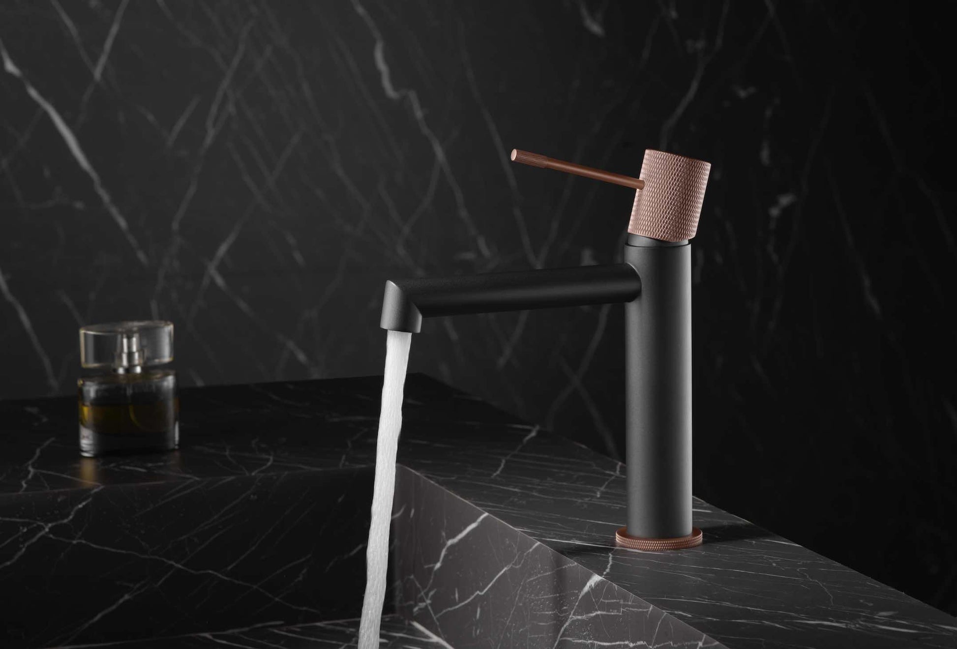 vista lateral grifo monomando lavabo Line gris mate/champagne