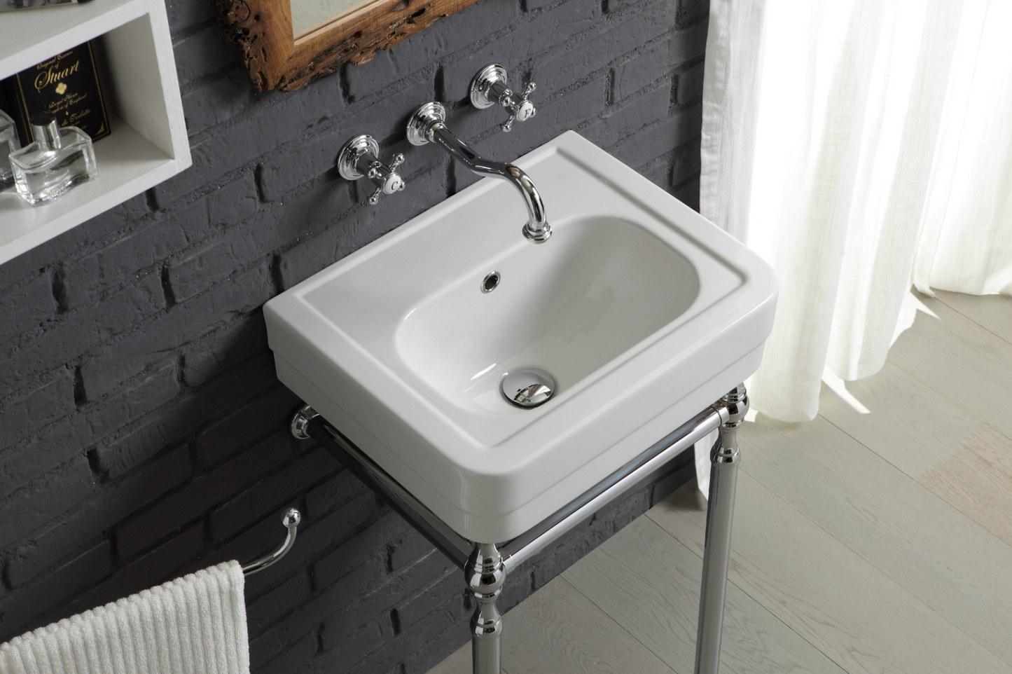 Ceramic washbasin with grounded metal base Classic style