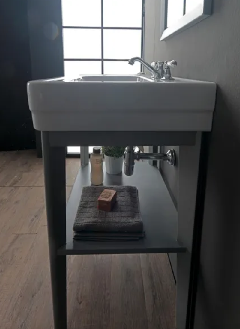 Lavabo en céramique avec meuble ouvert en bois de style Classique