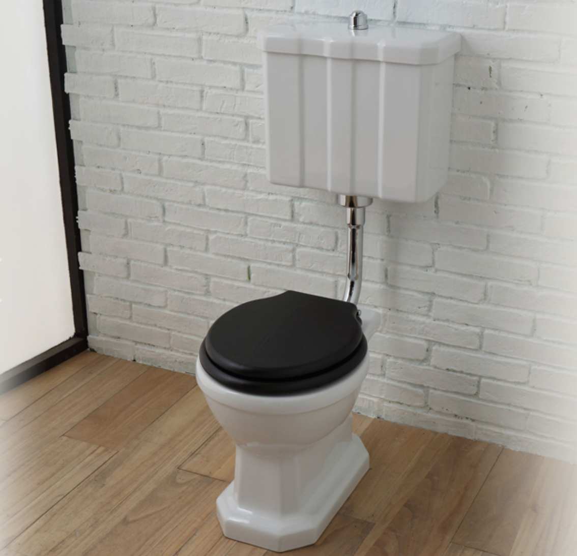 Classic style WC to the ground with low cistern