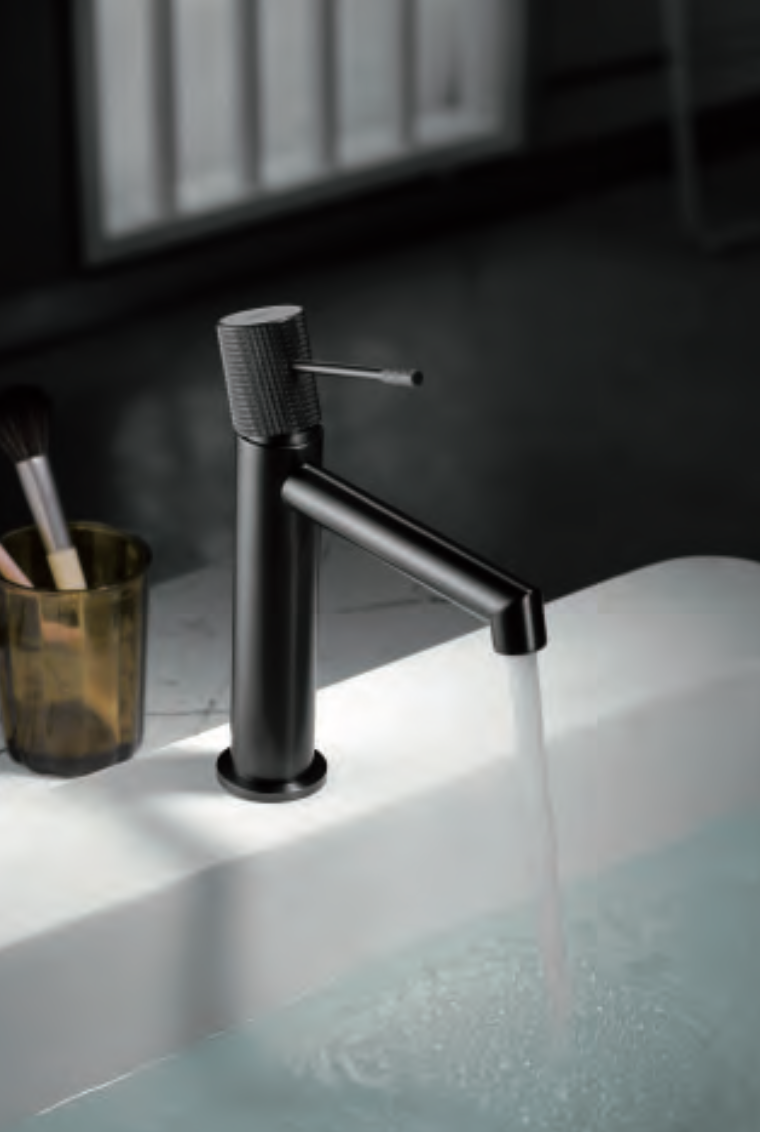 Matt black Line single-lever basin faucet 