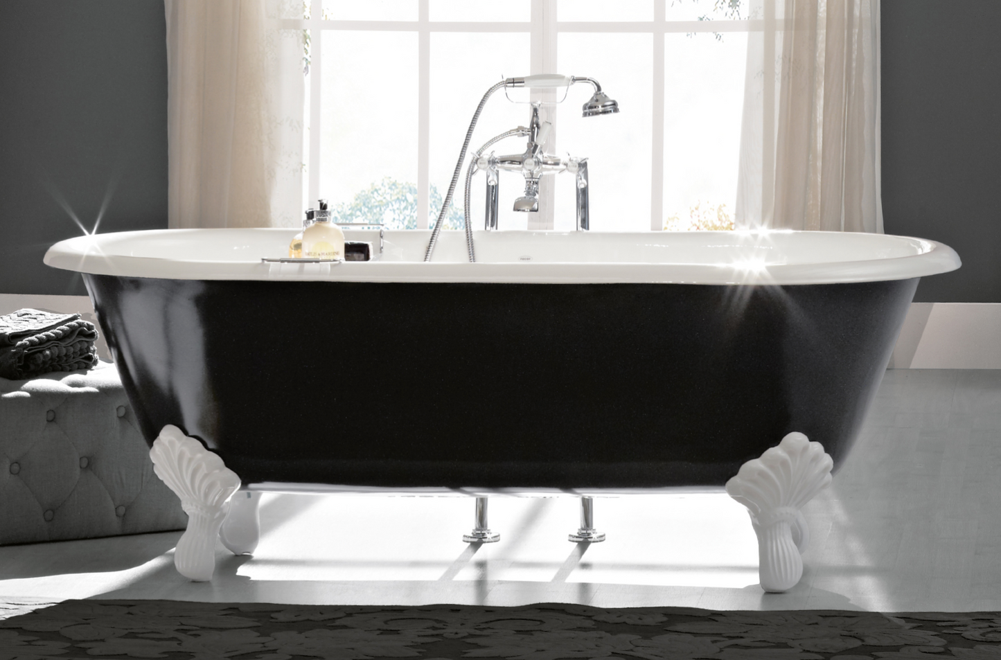Cast iron bathtub with Vintage style legs