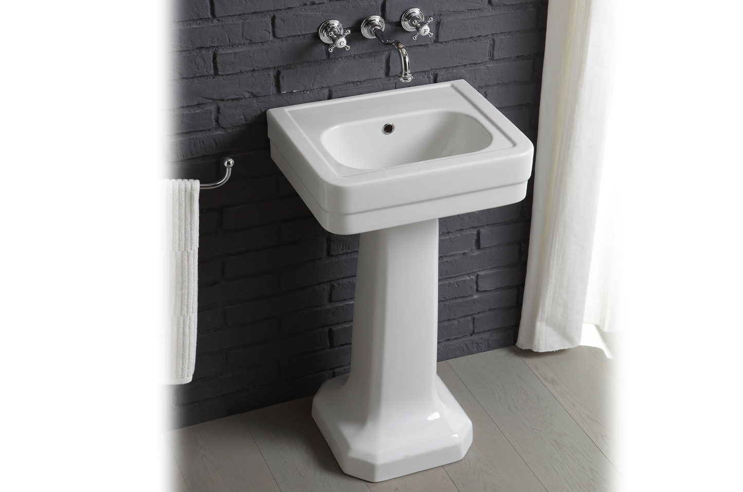 Ceramic washbasin with Classic style pedestal