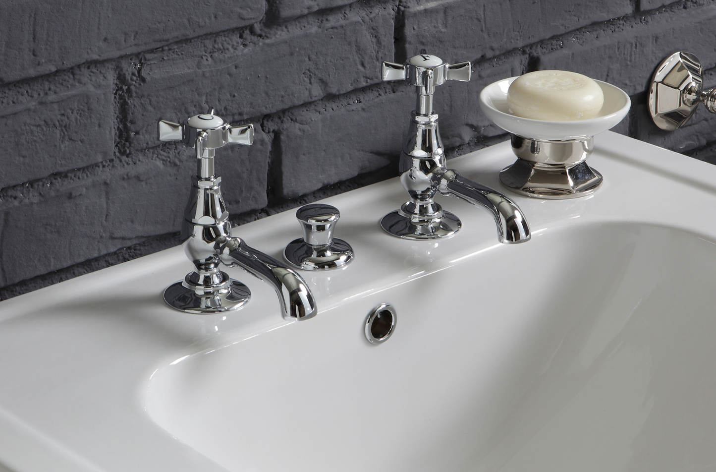 Vintage style low spout basin faucet