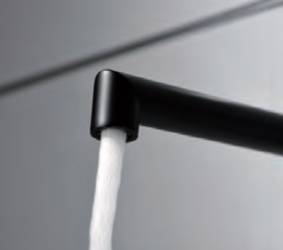 detalle grifo empotrado Line negro